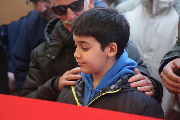 Öğrencisinin bıçakladığı Fatma öğretmen son yolculuğuna uğurlandı Çocuğu tabutun başından ayrılmadı