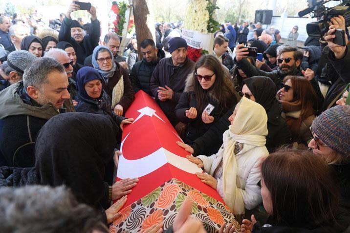 Öğrencisinin bıçakladığı Fatma öğretmen son yolculuğuna uğurlandı Çocuğu tabutun başından ayrılmadı