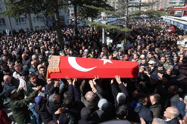 Öğrencisinin bıçakladığı Fatma öğretmen son yolculuğuna uğurlandı Çocuğu tabutun başından ayrılmadı