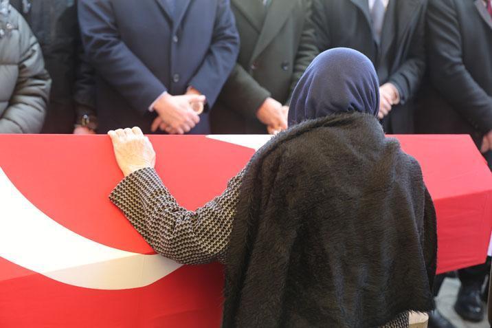Öğrencisinin bıçakladığı Fatma öğretmen son yolculuğuna uğurlandı Çocuğu tabutun başından ayrılmadı