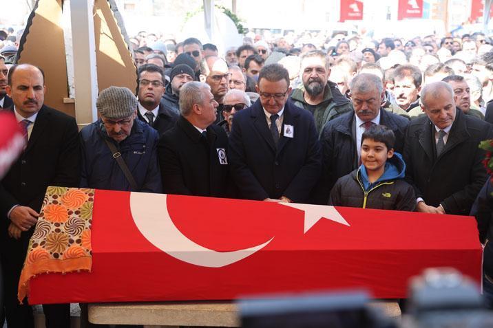 Öğrencisinin bıçakladığı Fatma öğretmen son yolculuğuna uğurlandı Çocuğu tabutun başından ayrılmadı