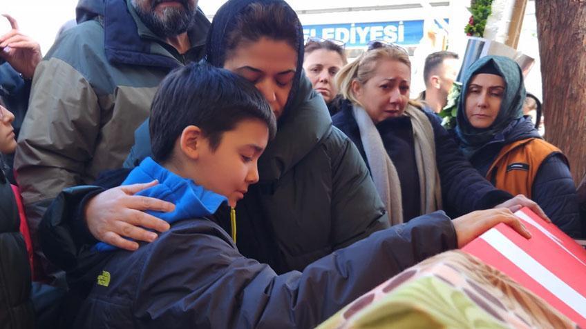 Öğrencisinin bıçakladığı Fatma öğretmen son yolculuğuna uğurlandı Çocuğu tabutun başından ayrılmadı