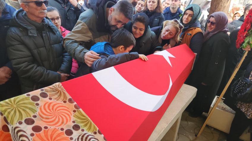 Öğrencisinin bıçakladığı Fatma öğretmen son yolculuğuna uğurlandı Çocuğu tabutun başından ayrılmadı
