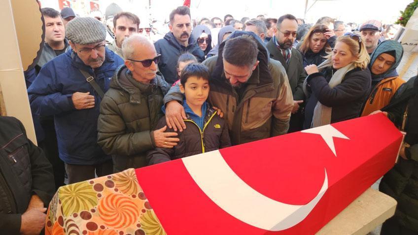 Öğrencisinin bıçakladığı Fatma öğretmen son yolculuğuna uğurlandı Çocuğu tabutun başından ayrılmadı