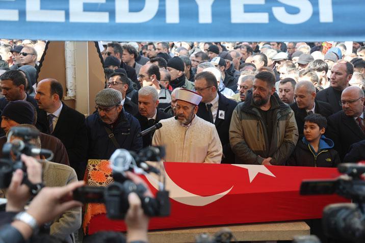 Öğrencisinin bıçakladığı Fatma öğretmen son yolculuğuna uğurlandı Çocuğu tabutun başından ayrılmadı