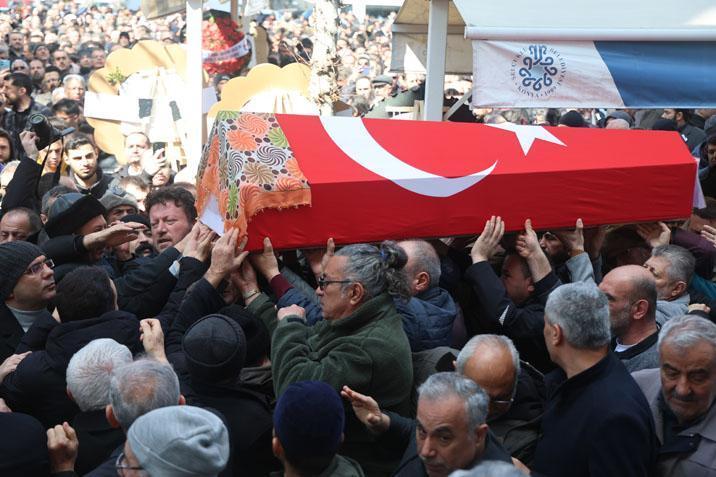 Öğrencisinin bıçakladığı Fatma öğretmen son yolculuğuna uğurlandı Çocuğu tabutun başından ayrılmadı