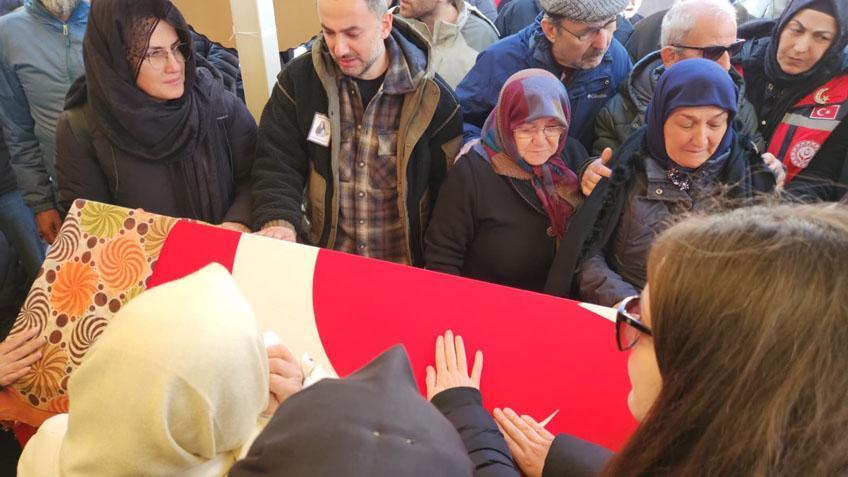 Öğrencisinin bıçakladığı Fatma öğretmen son yolculuğuna uğurlandı Çocuğu tabutun başından ayrılmadı