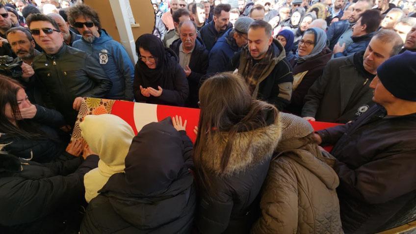 Öğrencisinin bıçakladığı Fatma öğretmen son yolculuğuna uğurlandı Çocuğu tabutun başından ayrılmadı