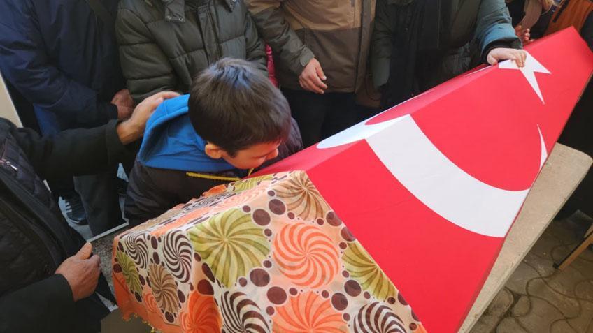 Öğrencisinin bıçakladığı Fatma öğretmen son yolculuğuna uğurlandı Çocuğu tabutun başından ayrılmadı