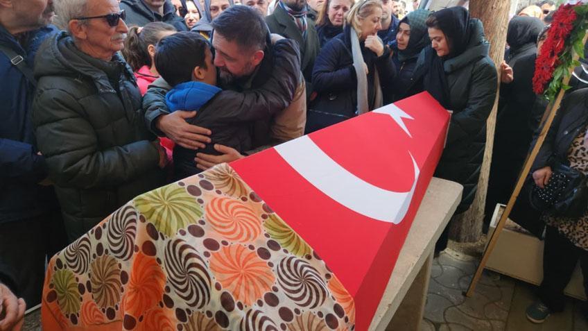 Öğrencisinin bıçakladığı Fatma öğretmen son yolculuğuna uğurlandı Çocuğu tabutun başından ayrılmadı