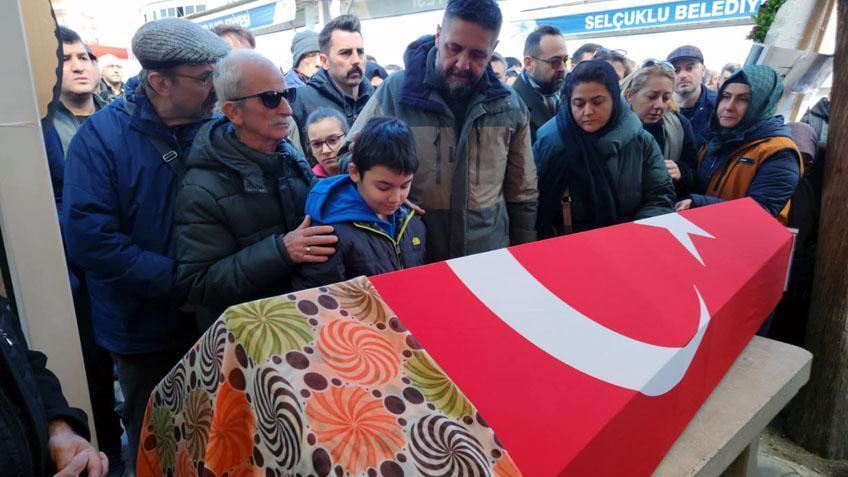 Öğrencisinin bıçakladığı Fatma öğretmen son yolculuğuna uğurlandı Çocuğu tabutun başından ayrılmadı