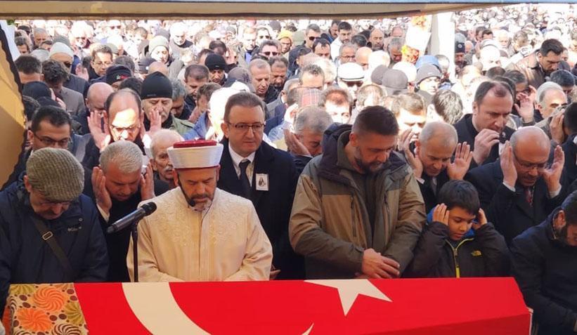 Öğrencisinin bıçakladığı Fatma öğretmen son yolculuğuna uğurlandı Çocuğu tabutun başından ayrılmadı