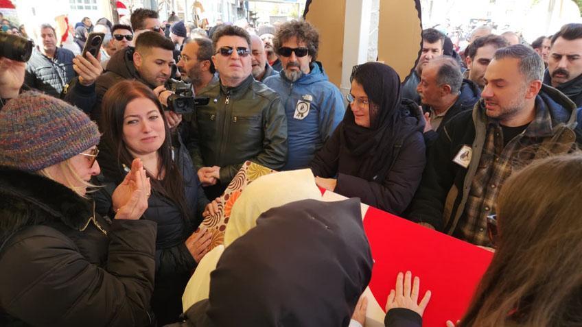 Öğrencisinin bıçakladığı Fatma öğretmen son yolculuğuna uğurlandı Çocuğu tabutun başından ayrılmadı