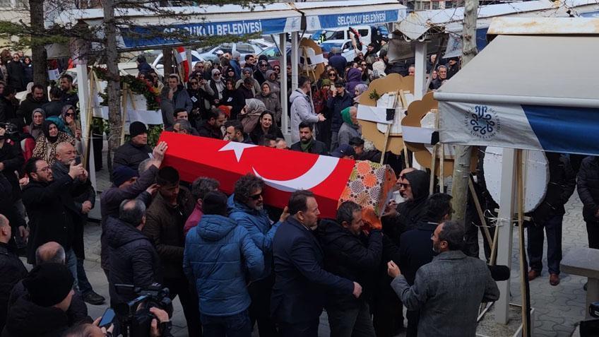 Öğrencisinin bıçakladığı Fatma öğretmen son yolculuğuna uğurlandı Çocuğu tabutun başından ayrılmadı