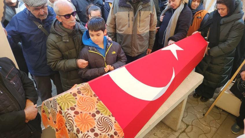Öğrencisinin bıçakladığı Fatma öğretmen son yolculuğuna uğurlandı Çocuğu tabutun başından ayrılmadı