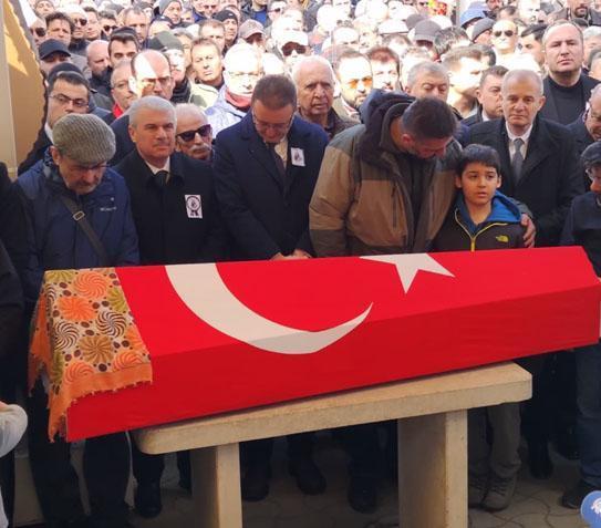 Öğrencisinin bıçakladığı Fatma öğretmen son yolculuğuna uğurlandı Çocuğu tabutun başından ayrılmadı