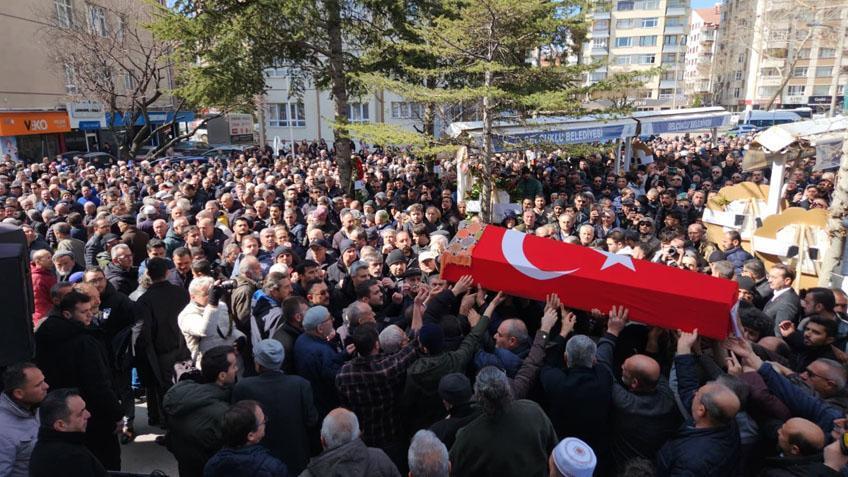 Öğrencisinin bıçakladığı Fatma öğretmen son yolculuğuna uğurlandı Çocuğu tabutun başından ayrılmadı