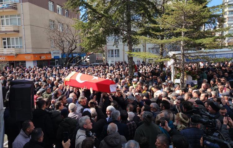 Öğrencisinin bıçakladığı Fatma öğretmen son yolculuğuna uğurlandı Çocuğu tabutun başından ayrılmadı