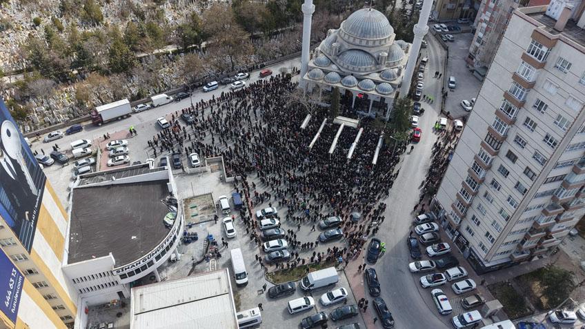 Öğrencisinin bıçakladığı Fatma öğretmen son yolculuğuna uğurlandı Çocuğu tabutun başından ayrılmadı