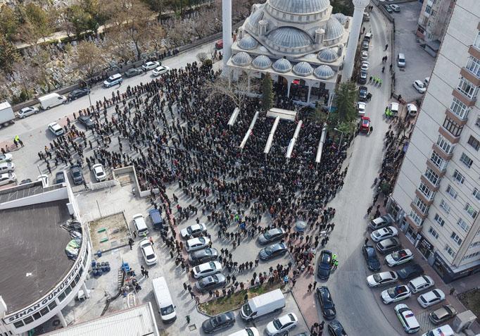 Öğrencisinin bıçakladığı Fatma öğretmen son yolculuğuna uğurlandı Çocuğu tabutun başından ayrılmadı