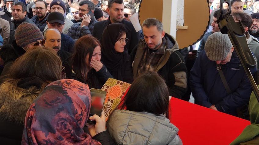 Öğrencisinin bıçakladığı Fatma öğretmen son yolculuğuna uğurlandı Çocuğu tabutun başından ayrılmadı