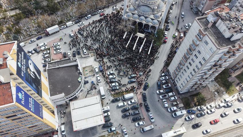 Öğrencisinin bıçakladığı Fatma öğretmen son yolculuğuna uğurlandı Çocuğu tabutun başından ayrılmadı