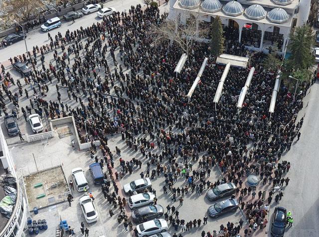 Öğrencisinin bıçakladığı Fatma öğretmen son yolculuğuna uğurlandı Çocuğu tabutun başından ayrılmadı