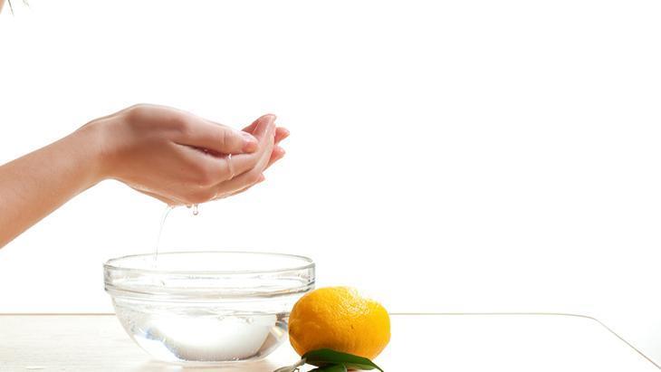 Cilt bariyerinin en büyük düşmanı Gözenekleri küçültür gibi yapıyor, daha fazla yağ üretiyor