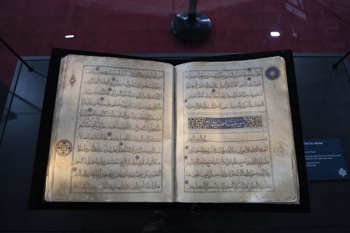 99 kutsal emanet bir arada Kâbe örtüsünden Saç-ı Şerife... Akın ettiler