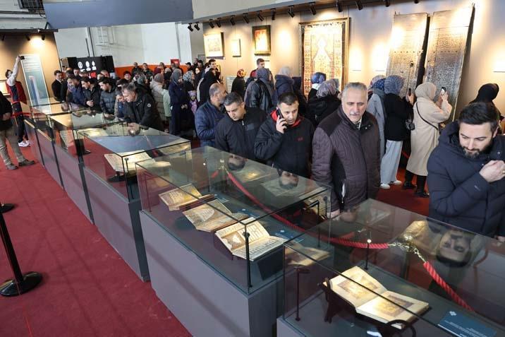 99 kutsal emanet bir arada Kâbe örtüsünden Saç-ı Şerife... Akın ettiler
