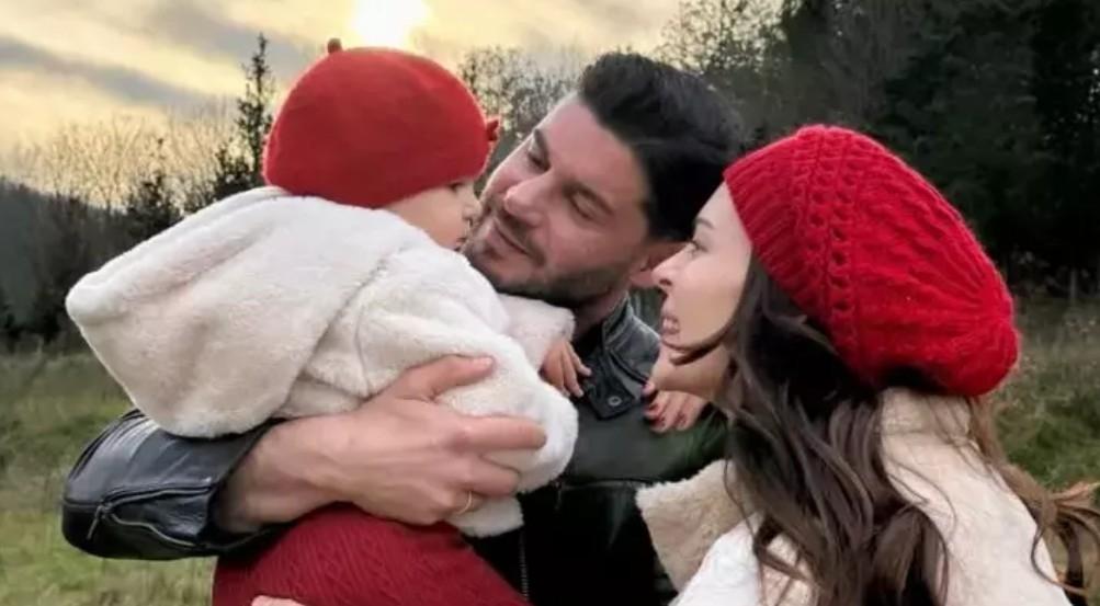 Kalp emojisi ile paylaştı Berk Oktay ve Yıldız Çağrı Atiksoy çiftinden mutlu aile pozu