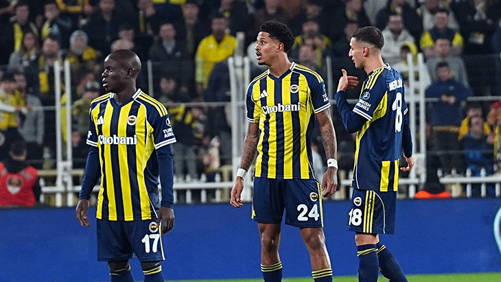 İLK SEZONUNDA TÜRKİYE KUPASI'NI KAZANDI
Fenerbahçe'ye transfer olduğu 2022-2023 sezonunda ligde 3 maçta forma giyen Jayden Oosterwolde, UEFA Avrupa Ligi ve Ziraat Türkiye Kupası'nda ise birer maçta sahaya çıktı.
Bu maçlarda 175 dakika sahada kalan Hollandalı futbolcu, sarı-lacivertli takımla Ziraat Türkiye Kupası'nı kazanma başarısı gösterdi.
Oosterwolde, Jorge Jesus'un ayrılmasının ardından İsmail Kartal'ın göreve gelmesiyle takımın vazgeçilmez isimlerinden oldu.
2023-2024 sezonunda Fenerbahçe formasıyla Süper Lig, UEFA Konferans Ligi ve Ziraat Türkiye Kupası'nda 43 maça çıkan Hollandalı oyuncu, bu mücadelelerde 3 bin 164 dakika forma giyerken 2 kez gol sevinci yaşadı.