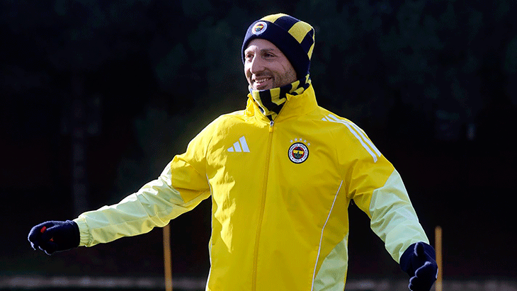 TEDESCO'NUN VAZGEÇİLMEZİ
Sezona Jose Mourinho'yla başlayan ve ardından takımın başına Domenico Tedesco'yu geçiren Fenerbahçe'de her iki teknik adam da Jayden Oosterwolde'den vazgeçmedi.
Bu sezon Süper Lig, Avrupa, Ziraat Türkiye Kupası ve Turkcell Süper Kupa'da 37 maçta forma giyen Jayden Oosterwolde, 1 kez fileleri havalandırdı.
Turkcell Süper Kupa finalinde Galatasaray karşısında gol sevinci yaşayan Hollandalı oyuncu, takımının 2-0 kazanarak kupayı kaldırdığı maçta galibiyete önemli katkı sağladı.
37 maçta 3 bin 201 dakika sahada kalan Jayden Oosterwolde, bu maçlarda 1 gol atarken 12 sarı, 1 de kırmızı kart gördü.
Fenerbahçe formasıyla bugüne kadar 99 maçta 3 kez gol sevinci yaşayan Hollandalı oyuncu, bu maçlarda 7 bin 814 dakika süre aldı. Oosterwolde 99 maçta 32 sarı, 1 kırmızı kart gördü.