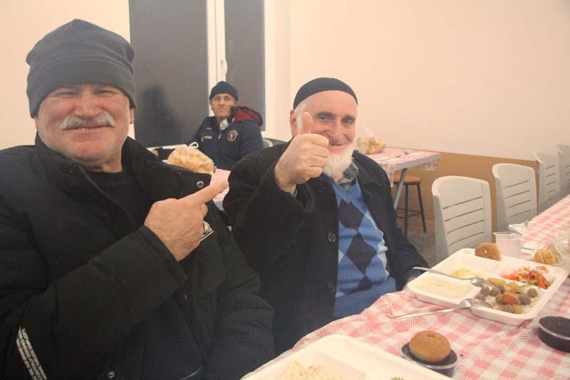 Köyde ezber bozan gelenek Kadınlar yemek yapmıyor, sofraya erkekler kuruyor: Elimizi bile sürmüyoruz
