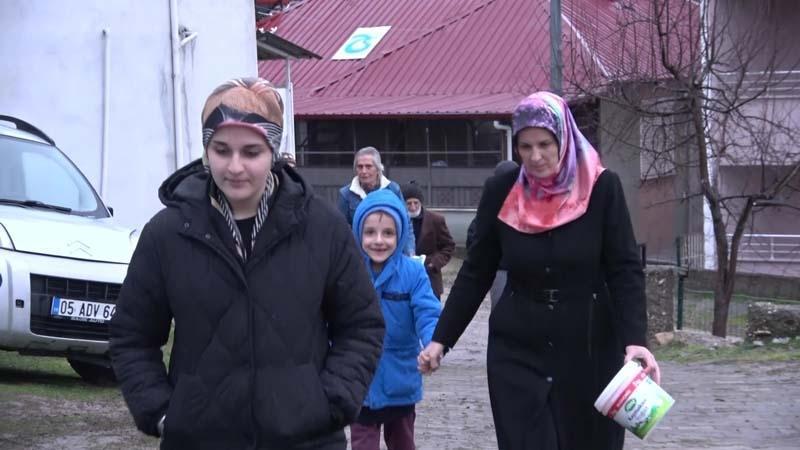 Köyde ezber bozan gelenek Kadınlar yemek yapmıyor, sofraya erkekler kuruyor: Elimizi bile sürmüyoruz