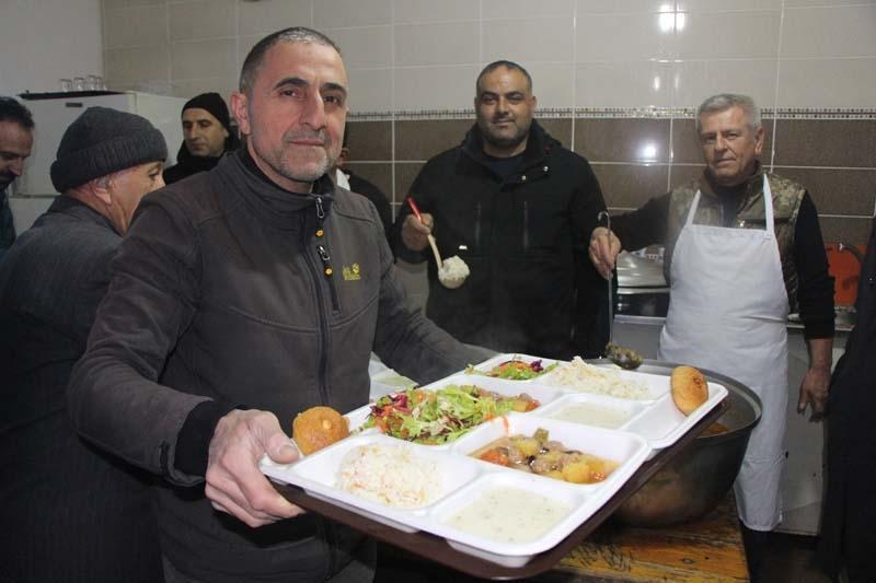 Köyde ezber bozan gelenek Kadınlar yemek yapmıyor, sofraya erkekler kuruyor: Elimizi bile sürmüyoruz