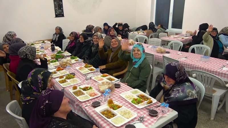 Köyde ezber bozan gelenek Kadınlar yemek yapmıyor, sofraya erkekler kuruyor: Elimizi bile sürmüyoruz