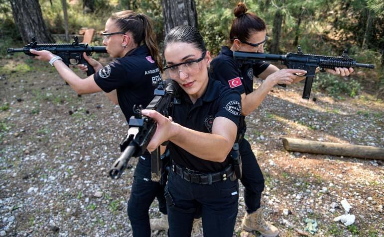 Antalyada bir Nene Hatun ruhu: 4 kadın atış eğitmeni yılda 25 bin polise silah tutmayı öğretiyor