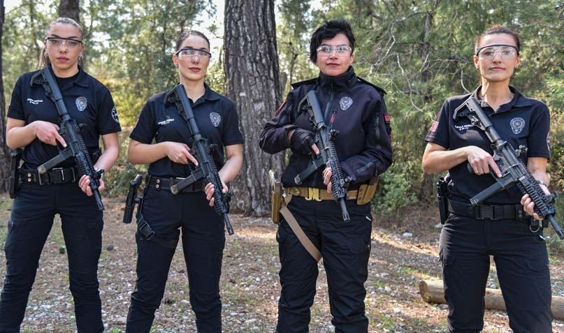 Antalyada bir Nene Hatun ruhu: 4 kadın atış eğitmeni yılda 25 bin polise silah tutmayı öğretiyor