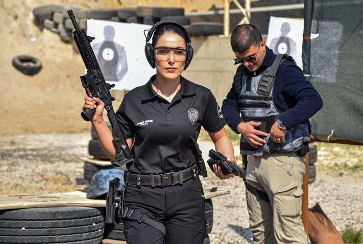 Antalyada bir Nene Hatun ruhu: 4 kadın atış eğitmeni yılda 25 bin polise silah tutmayı öğretiyor