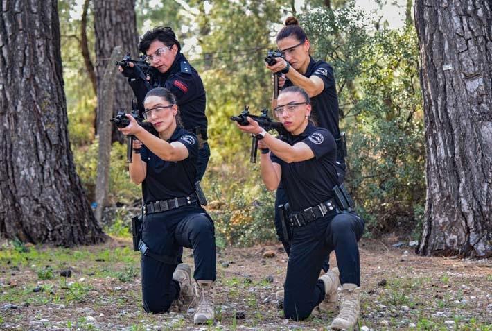 Antalyada bir Nene Hatun ruhu: 4 kadın atış eğitmeni yılda 25 bin polise silah tutmayı öğretiyor