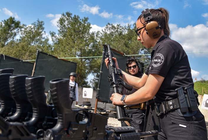 Antalyada bir Nene Hatun ruhu: 4 kadın atış eğitmeni yılda 25 bin polise silah tutmayı öğretiyor