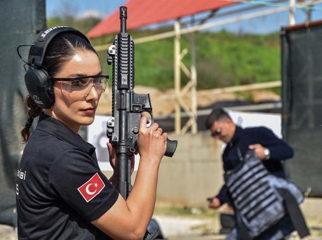 Antalyada bir Nene Hatun ruhu: 4 kadın atış eğitmeni yılda 25 bin polise silah tutmayı öğretiyor