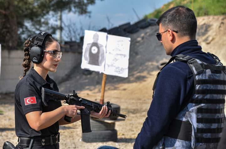 Antalyada bir Nene Hatun ruhu: 4 kadın atış eğitmeni yılda 25 bin polise silah tutmayı öğretiyor