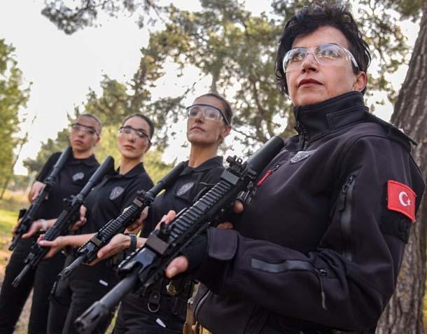 Antalyada bir Nene Hatun ruhu: 4 kadın atış eğitmeni yılda 25 bin polise silah tutmayı öğretiyor