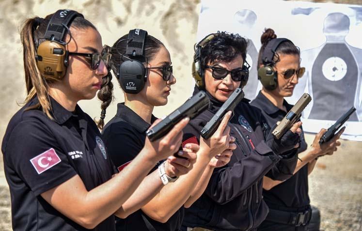 Antalyada bir Nene Hatun ruhu: 4 kadın atış eğitmeni yılda 25 bin polise silah tutmayı öğretiyor
