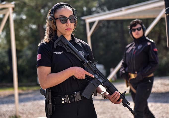 Antalyada bir Nene Hatun ruhu: 4 kadın atış eğitmeni yılda 25 bin polise silah tutmayı öğretiyor