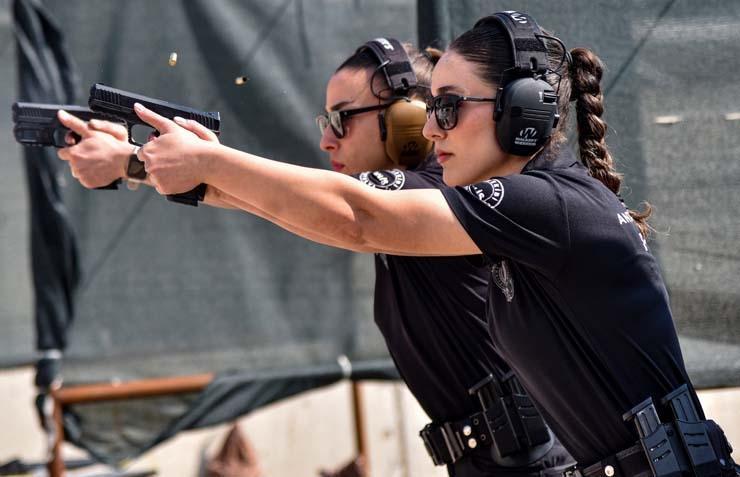 Antalyada bir Nene Hatun ruhu: 4 kadın atış eğitmeni yılda 25 bin polise silah tutmayı öğretiyor