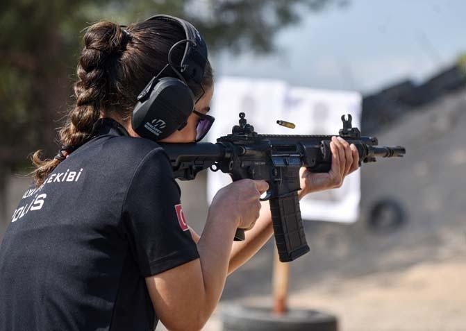Antalyada bir Nene Hatun ruhu: 4 kadın atış eğitmeni yılda 25 bin polise silah tutmayı öğretiyor