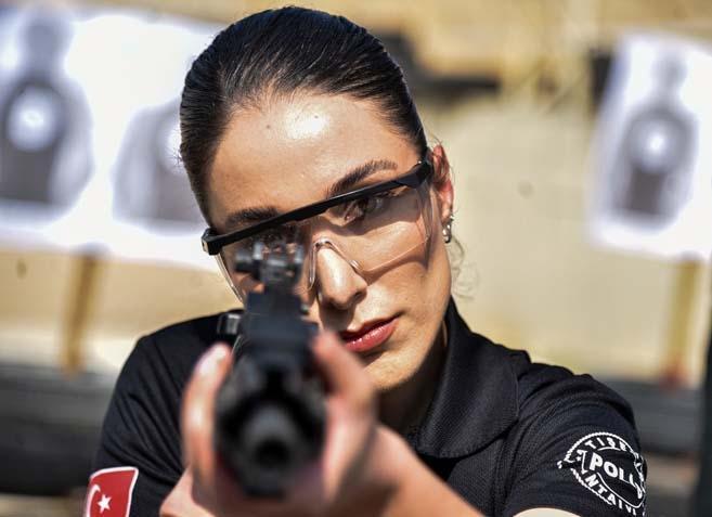 Antalyada bir Nene Hatun ruhu: 4 kadın atış eğitmeni yılda 25 bin polise silah tutmayı öğretiyor